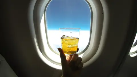 Beber alcohol en un avión Beber alcohol en un avión