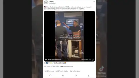 Una mujer de Estados Unidos entra en cólera al ver que tienen puesto en español el canal de una televisión en una pizzería Una mujer de Estados Unidos entra en cólera al ver que tienen puesto en español el canal de una televisión en una pizzería