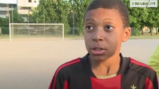 Mbappé de niño con la camiseta del Milán Mbappé de niño con la camiseta del Milán