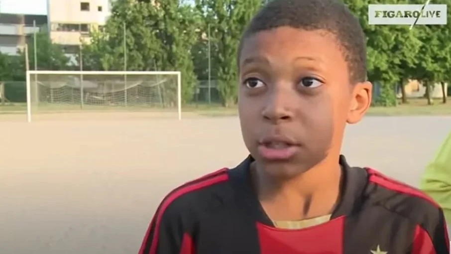 Mbappé de niño con la camiseta del Milán