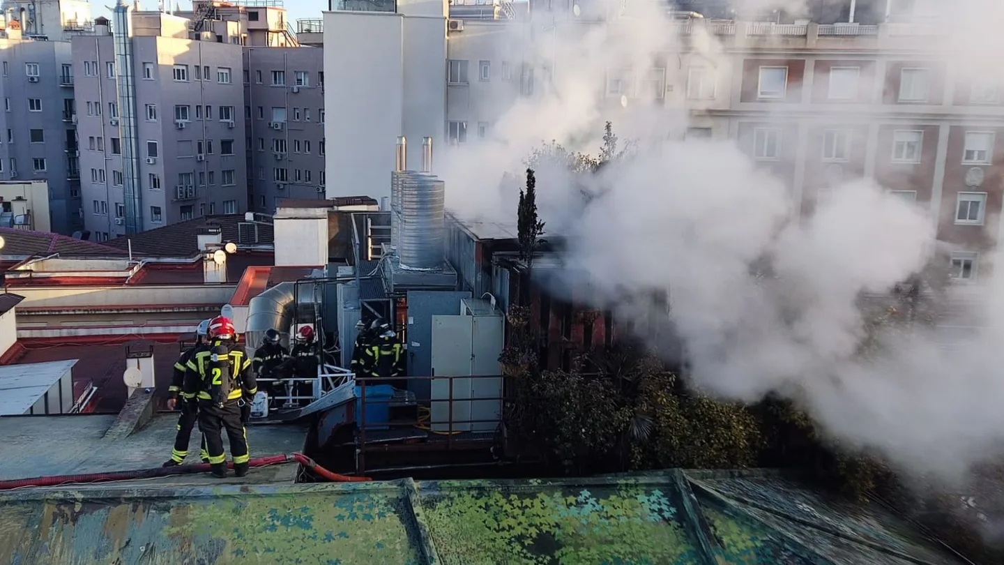 Aparatoso incendio en un hotel de Madrid: arde un cuarto de instalaciones de la azotea pero sin heridos Aparatoso incendio en un hotel de Madrid: arde un cuarto de instalaciones de la azotea pero sin heridos