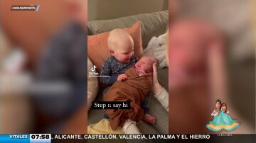 La entrañable reacción de una niña de 14 meses cuando conoce a su hermana recién nacida