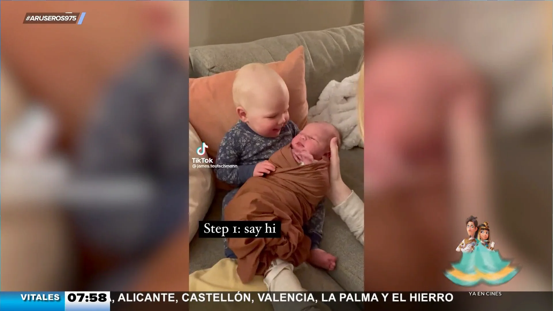 La entrañable reacción de una niña de 14 meses cuando conoce a su hermana recién nacida