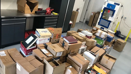Fotografía cedida por el Alguacil del Condado de Marion (MCSO) donde se aprecian las cajas que contenían las más de 220.000 imágenes impresas de pornografía infantil. Fotografía cedida por el Alguacil del Condado de Marion (MCSO) donde se aprecian las cajas que contenían las más de 220.000 imágenes impresas de pornografía infantil.