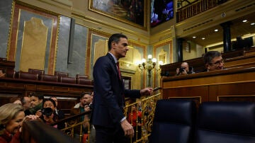 Imagen de archivo del presidente del Gobierno, Pedro Sánchez (c) durante el pleno del Congreso.