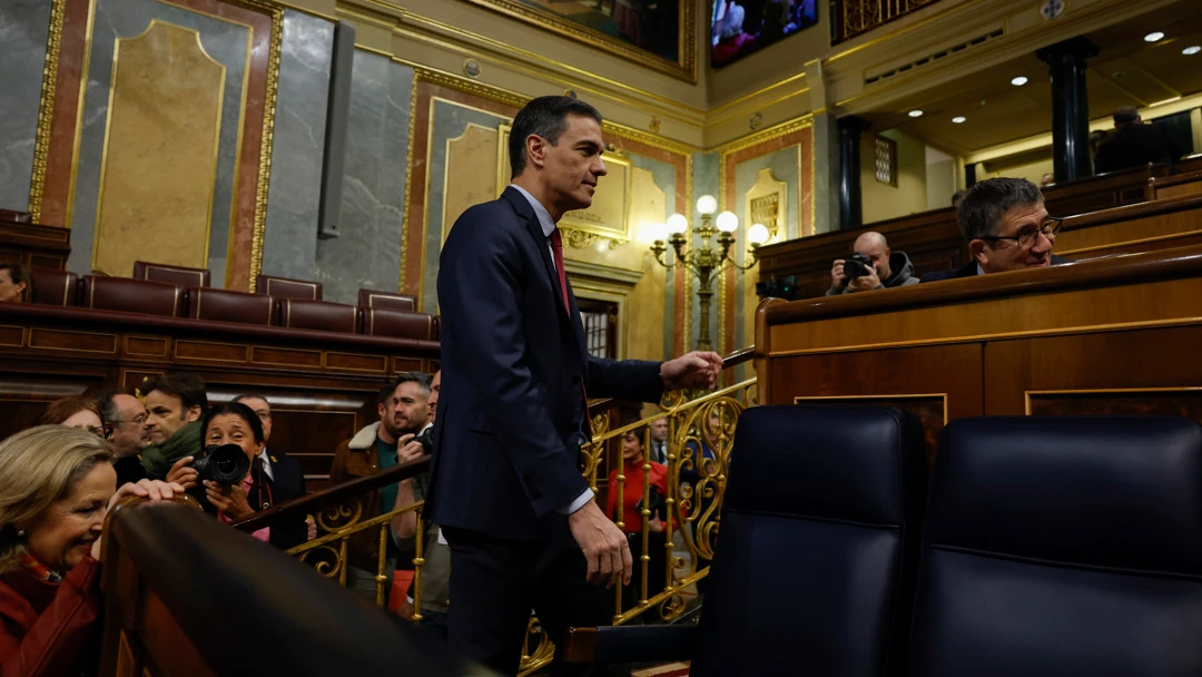 Imagen de archivo del presidente del Gobierno, Pedro Sánchez (c) durante el pleno del Congreso.