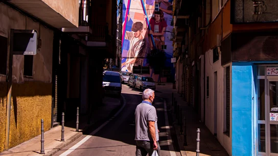 Un hombre camina en Cáceres (Extremadura). Un hombre camina en Cáceres (Extremadura).