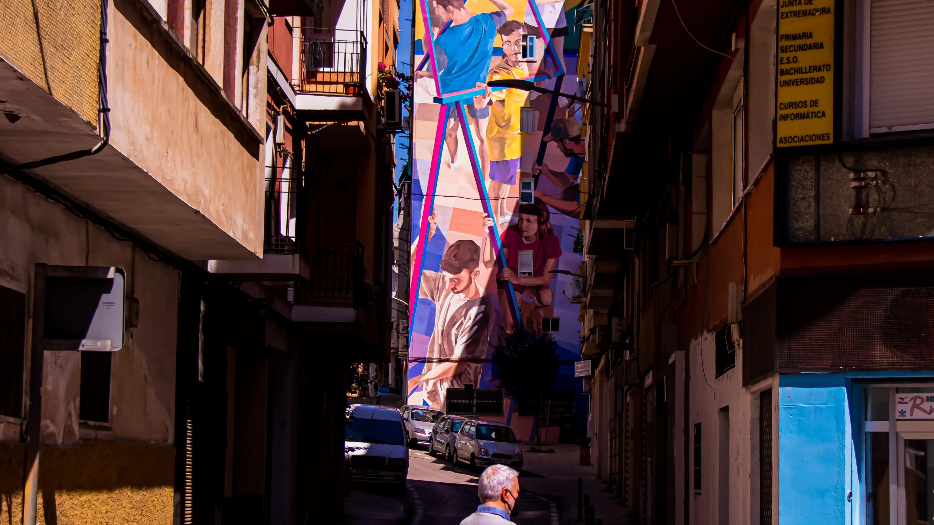 Un hombre camina en Cáceres (Extremadura).