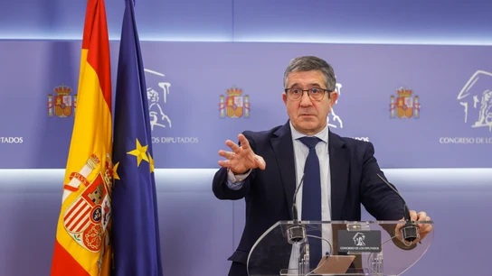 El portavoz del PSOE, Patxi López, durante una rueda de prensa este martes en el Congreso. El portavoz del PSOE, Patxi López, durante una rueda de prensa este martes en el Congreso.