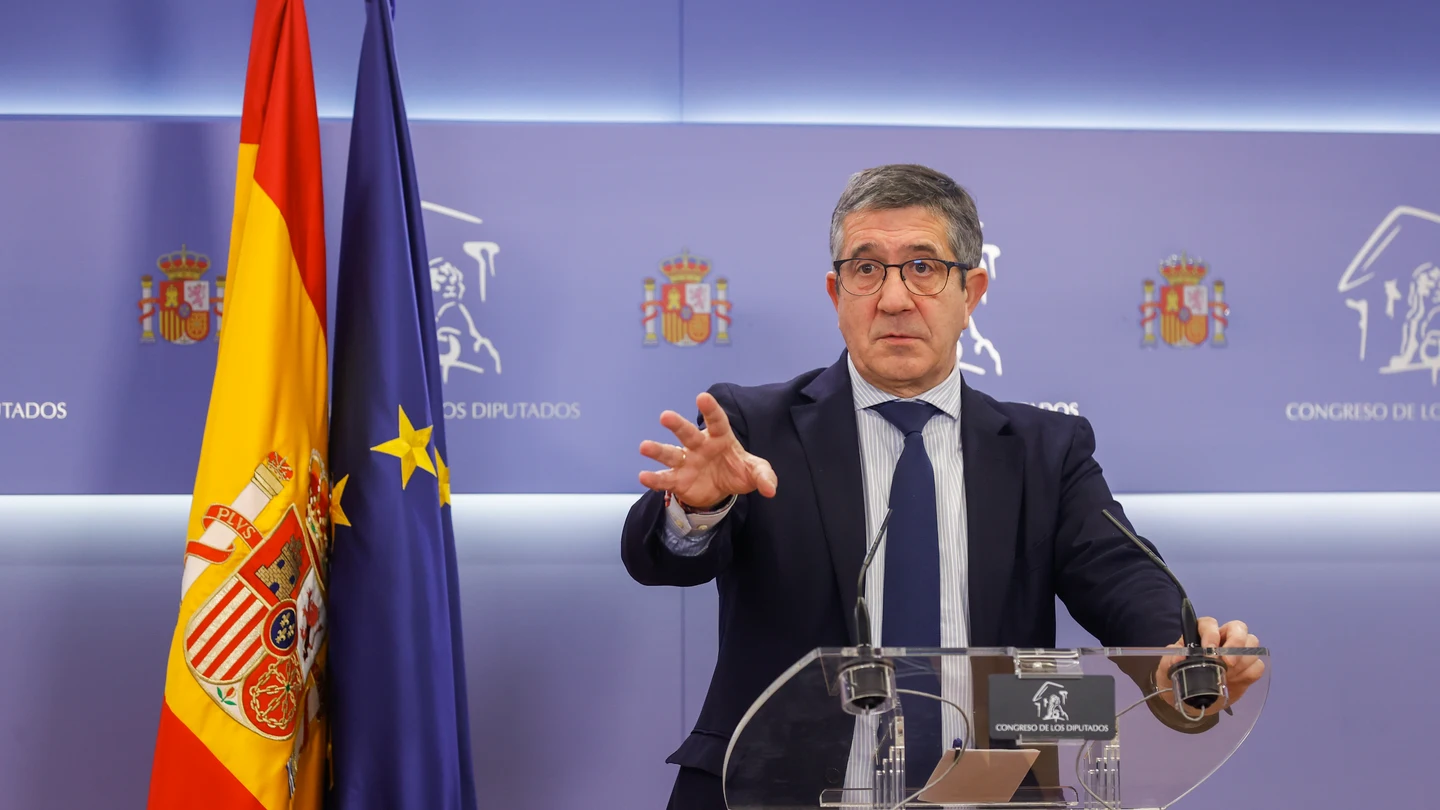 El portavoz del PSOE, Patxi López, durante una rueda de prensa este martes en el Congreso. El portavoz del PSOE, Patxi López, durante una rueda de prensa este martes en el Congreso.