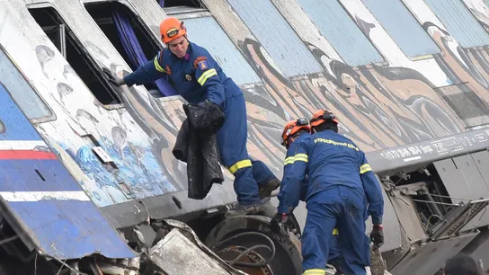 Los bomberos trabajan por recuperar supervivientes del accidente de trenes en Grecia dentro de los vagones. Los bomberos trabajan por recuperar supervivientes del accidente de trenes en Grecia dentro de los vagones.