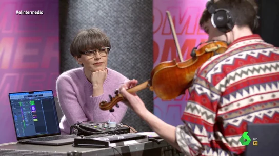 La original versión de Pablo Lluch y Thais Villas de la canción de Shakira y Bizarrap En su sección 'OK Boomer', Thais Villas entrevista a Pablo Lluch, un joven artista que arrasa en Tik Tok con sus curiosas composiciones y versiones musicales, como esta de Bzrp Music Sessions, Vol. 53 de Shakira y Bizarrap con Thais a los coros.
