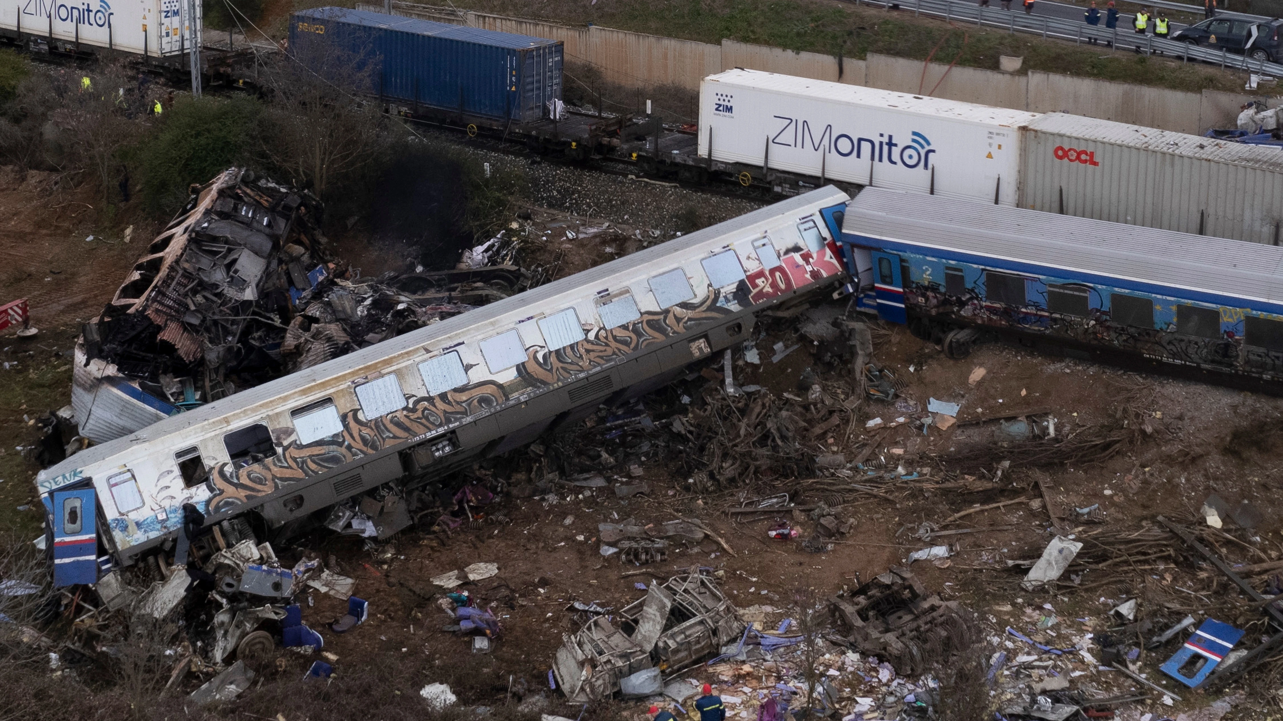 Una fotografía tomada con un dron muestra a los bomberos y equipos de rescate trabajando para sacar a los pasajeros de los trenes después de una colisión cerca de la ciudad de Larissa, Grecia, el 1 de marzo de 2023.