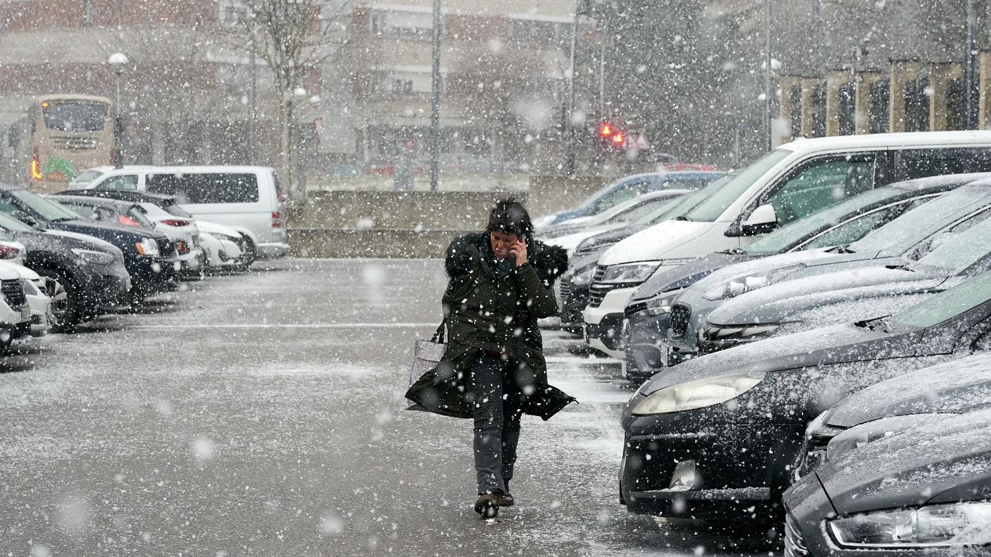 Una mujer camina este lunes por las calles de Vitoria bajo una intensa nevada Una mujer camina este lunes por las calles de Vitoria bajo una intensa nevada