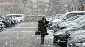 Una mujer camina este lunes por las calles de Vitoria bajo una intensa nevada