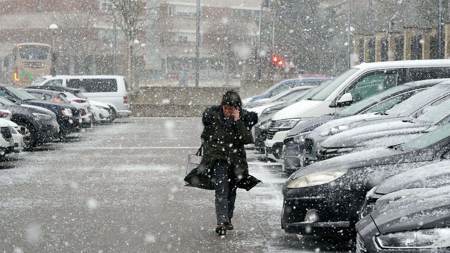 Una mujer camina este lunes por las calles de Vitoria bajo una intensa nevada