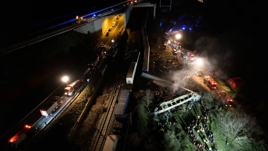 Acusan de homicidio involuntario al jefe de estación por el choque mortal de trenes en Grecia Acusan de homicidio involuntario al jefe de estación por el choque mortal de trenes en Grecia