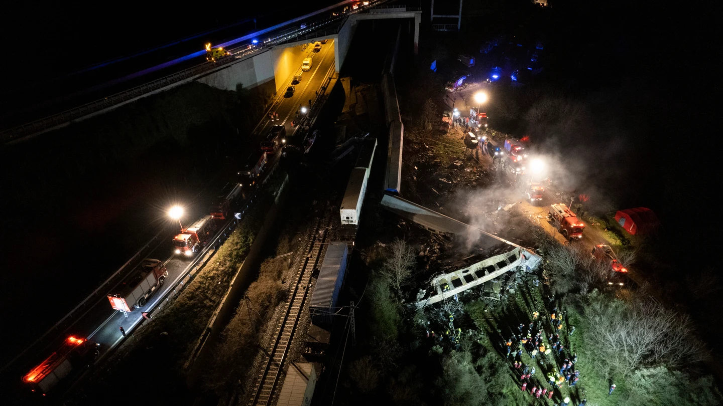 Acusan de homicidio involuntario al jefe de estación por el choque mortal de trenes en Grecia Acusan de homicidio involuntario al jefe de estación por el choque mortal de trenes en Grecia