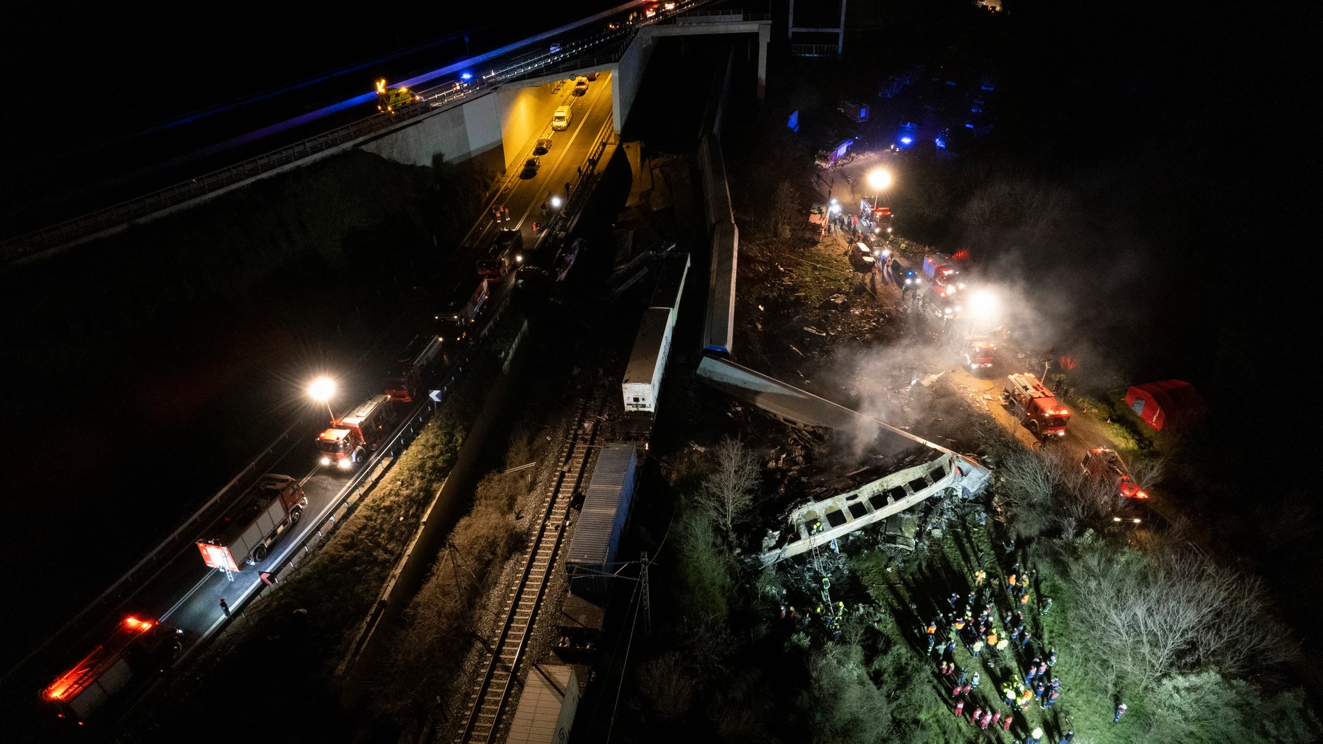 Acusan de homicidio involuntario al jefe de estación por el choque mortal de trenes en Grecia