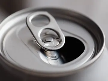 Lata de refresco abieta Lata de refresco abieta