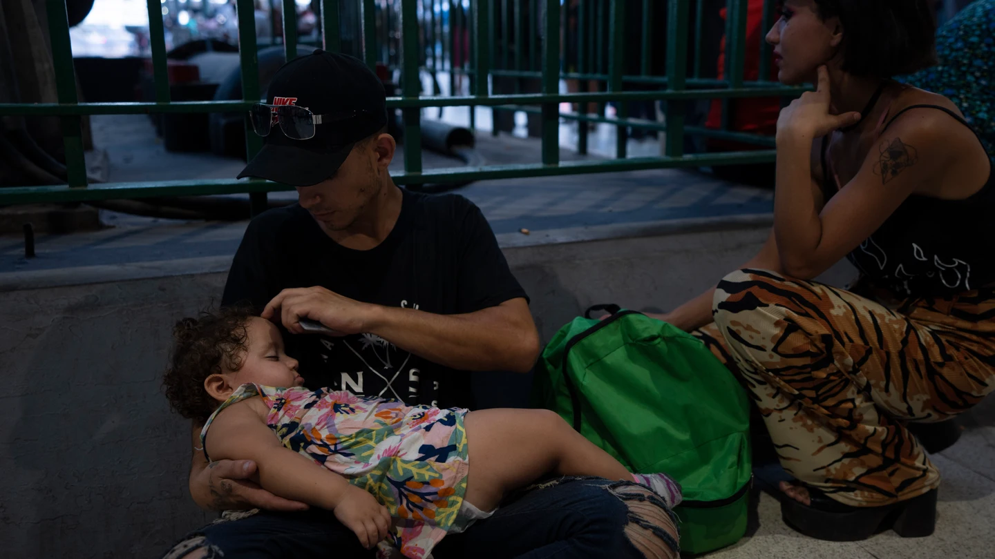 Gabriel Bragamonte y su hija Amber, de 1 año, esperan que se restablezca el servicio de trenes luego de un paro importante debido a un apagón, en la estación Constitución en Buenos Aires, Argentina, el miércoles 1 de marzo de 2023. Gabriel Bragamonte y su hija Amber, de 1 año, esperan que se restablezca el servicio de trenes luego de un paro importante debido a un apagón, en la estación Constitución en Buenos Aires, Argentina, el miércoles 1 de marzo de 2023.