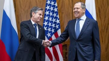 El secretario de Estado de EEUU, Antony Blinken (i), y el ministro ruso de Exteriores, Serguéi Lavrov (d), en una fotografía de archivo 