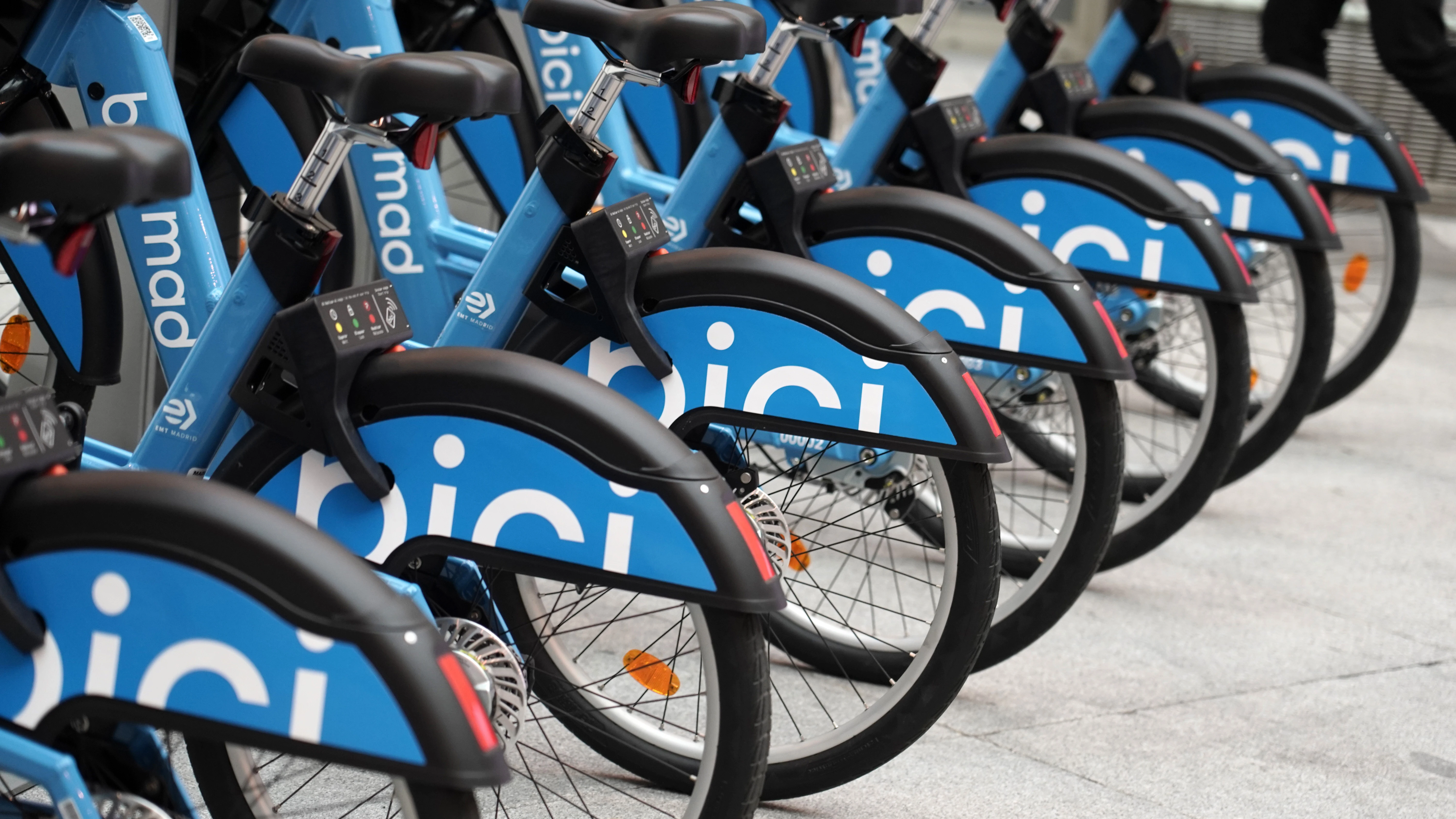 Estación de BiciMAD con las nuevos modelos de bicicletas.