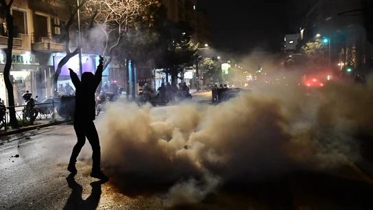 La policía antidisturbios griega dispara gases lacrimógenos contra los manifestantes frente al Parlamento griego. La policía antidisturbios griega dispara gases lacrimógenos contra los manifestantes frente al Parlamento griego.