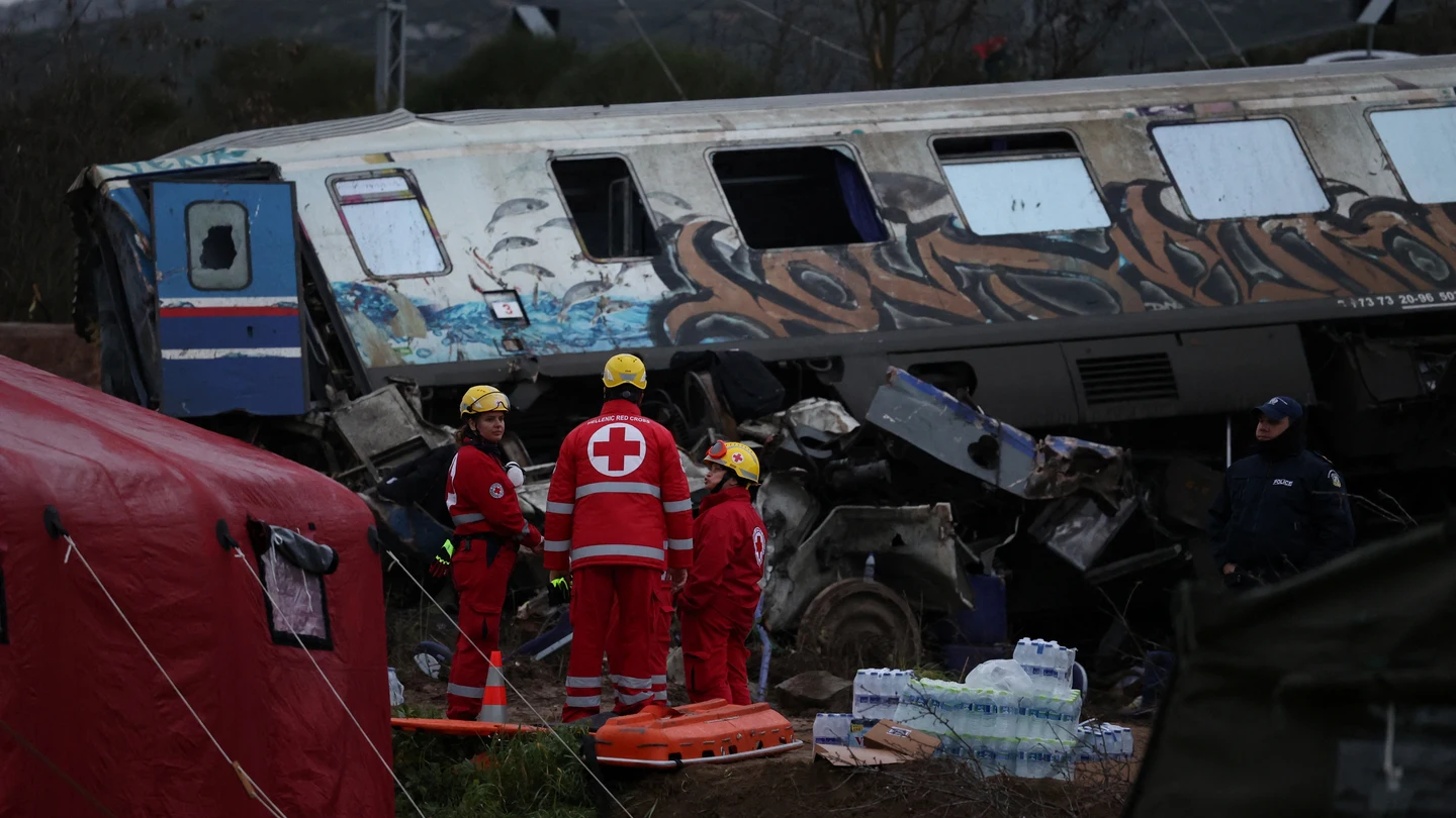 Los rescatistas operan en el lugar de un accidente, donde chocaron dos trenes, cerca de la ciudad de Larissa, Grecia. Los rescatistas operan en el lugar de un accidente, donde chocaron dos trenes, cerca de la ciudad de Larissa, Grecia.