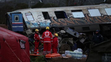 Los rescatistas operan en el lugar de un accidente, donde chocaron dos trenes, cerca de la ciudad de Larissa, Grecia.