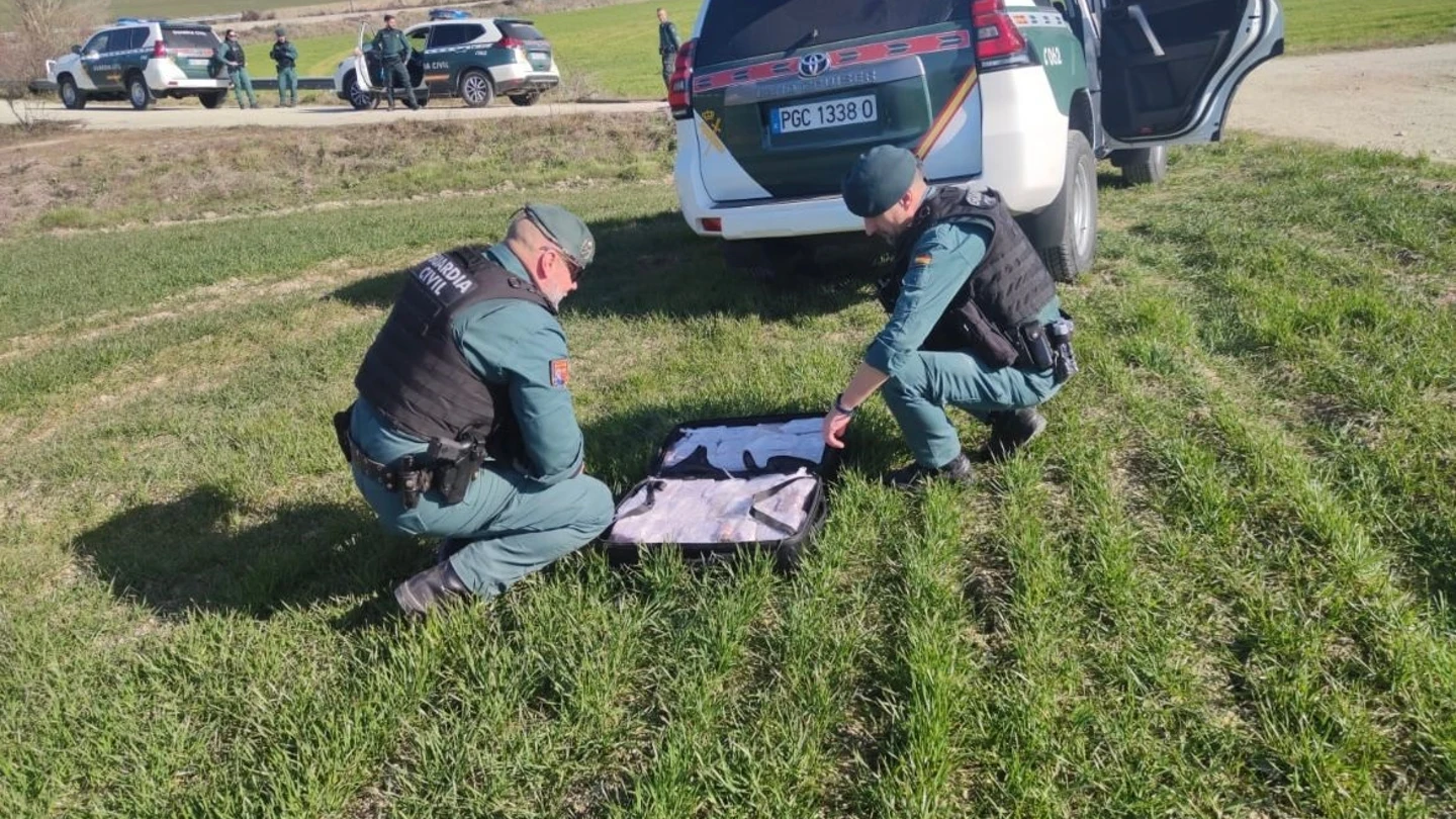 Detenidas dos personas tras darse a la fuga en un vehículo con 28 kilos de hachís. Detenidas dos personas tras darse a la fuga en un vehículo con 28 kilos de hachís.