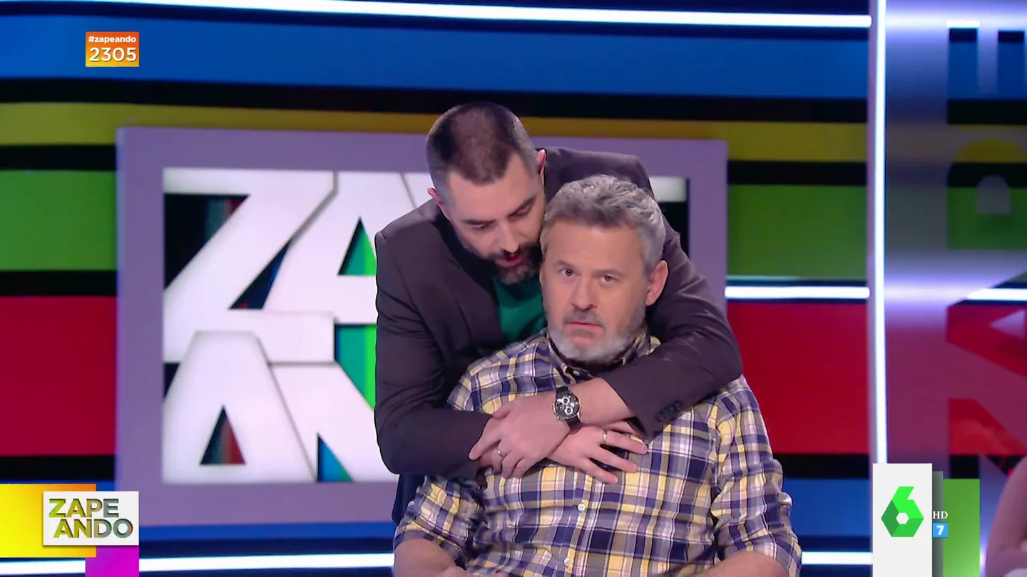 La confusión de Dani Mateo al comenzar Zapeando que provoca el 'enfado' de Miki Nadal La confusión de Dani Mateo al comenzar Zapeando que provoca el 'enfado' de Miki Nadal