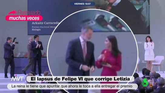 Este es el momento en el que la reina Letizia corrige a Felipe VI al entregar un premio Este es el momento en el que la reina Letizia corrige a Felipe VI al entregar un premio