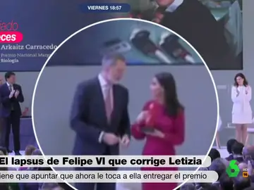 Este es el momento en el que la reina Letizia corrige a Felipe VI al entregar un premio