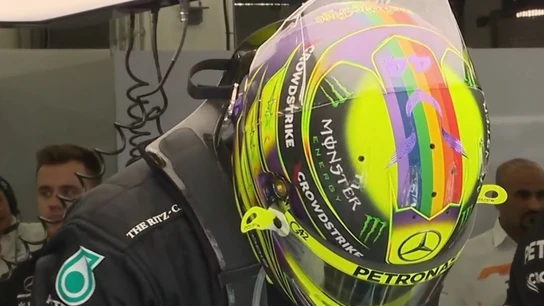 Casco de Hamilton con la bandera LGTBI Casco de Hamilton con la bandera LGTBI