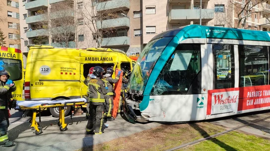 Choque entre una ambulancia y un tranvía en Barcelona Choque entre una ambulancia y un tranvía en Barcelona