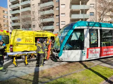 Choque entre una ambulancia y un tranvía en Barcelona