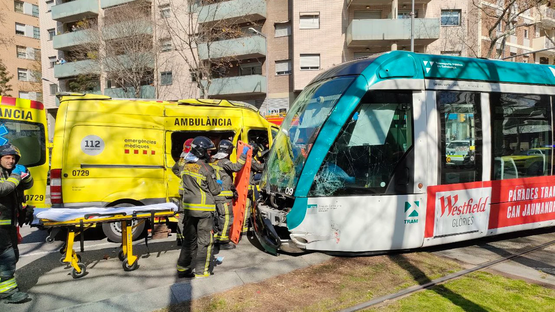 Choque entre una ambulancia y un tranvía en Barcelona