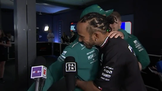 Fernando Alonso y Lewis Hamilton se abrazan tras el GP de Bahrein. Fernando Alonso y Lewis Hamilton se abrazan tras el GP de Bahrein.
