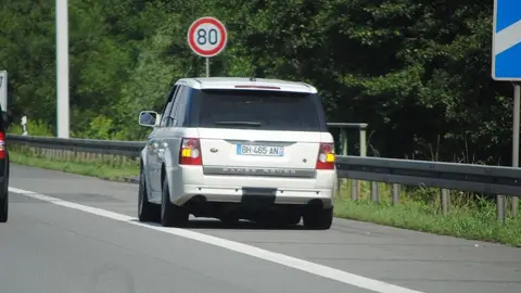 Coche averiado en la carretera Coche averiado en la carretera