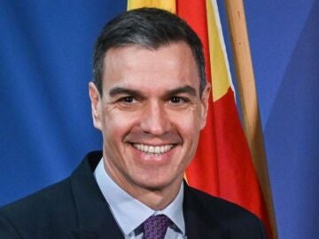 Pedro Sánchez congratulates Los Planetas on the 25th anniversary of their iconic album and the band responds by quoting one of their songs