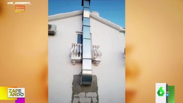 Construye una chimenea en su casa que atraviesa el balcón de la primera planta