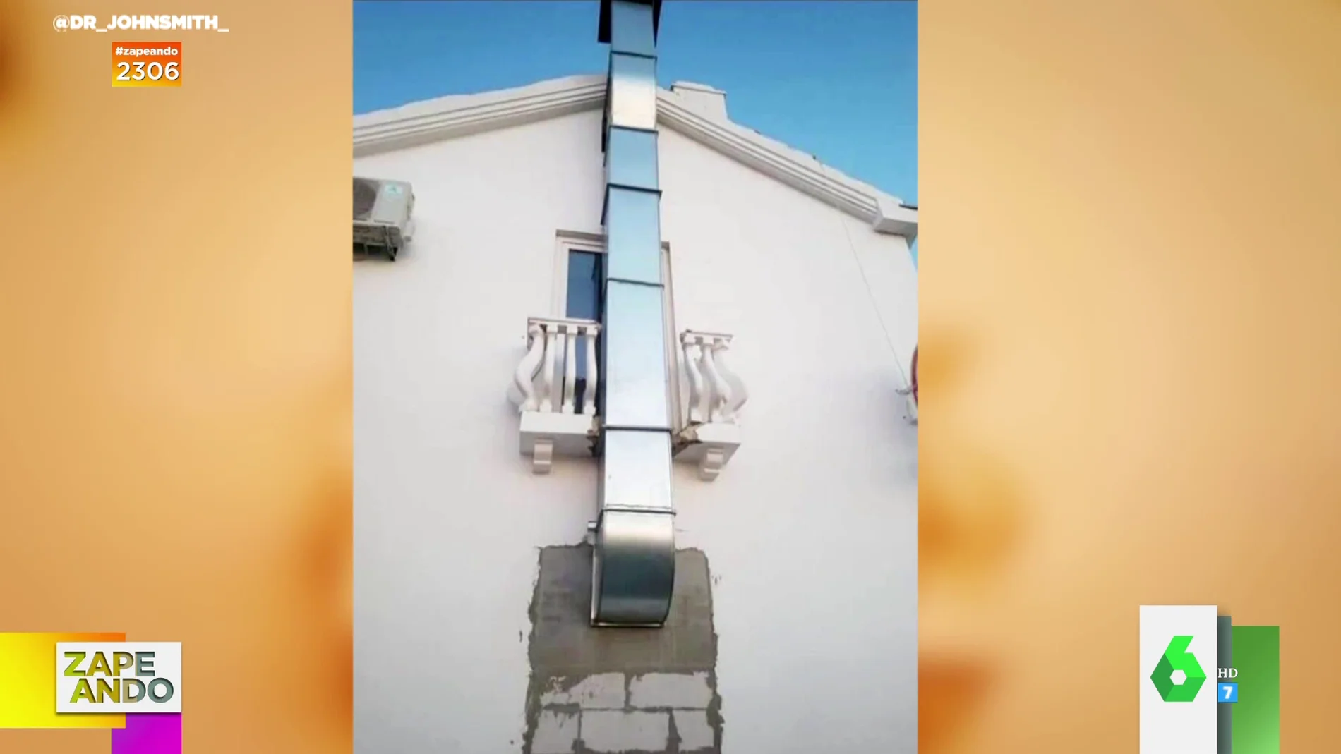 Construye una chimenea en su casa que atraviesa el balcón de la primera planta