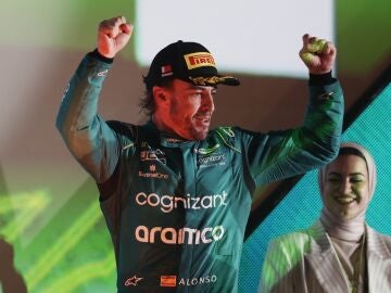 Fernando Alonso, en el podio con el Aston Martin