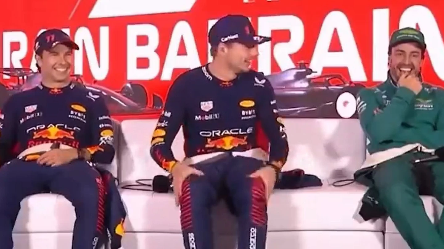 Guasa de 'Checo' Pérez a Alonso, miradita de Verstappen y risa de Fernando Guasa de 'Checo' Pérez a Alonso, miradita de Verstappen y risa de Fernando