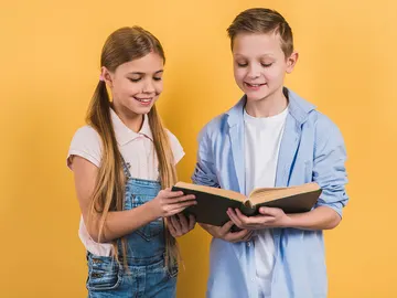 Niña y niño leyendo Niña y niño leyendo