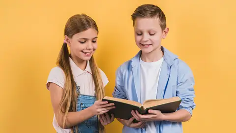 Niña y niño leyendo