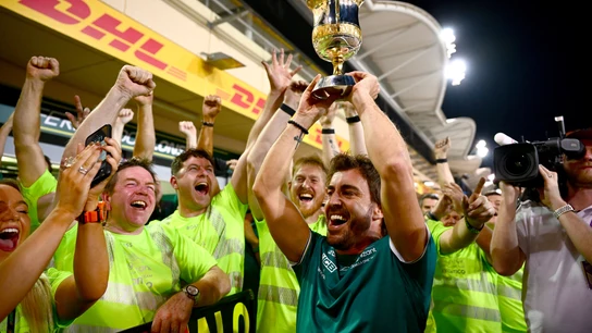 Fernando Alonso celebra su podio con Aston Martin Fernando Alonso celebra su podio con Aston Martin