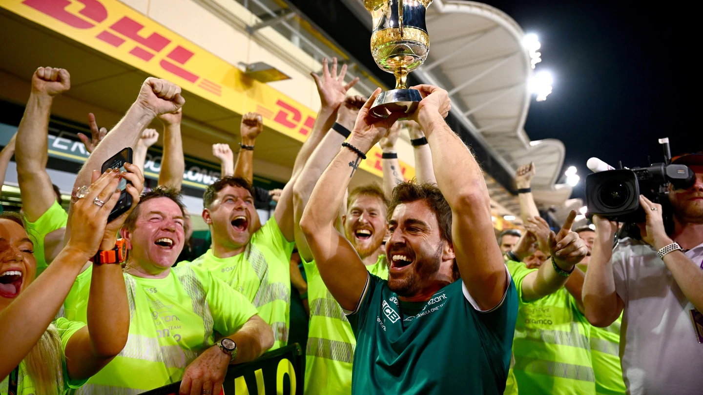 Fernando Alonso celebra su podio con Aston Martin Fernando Alonso celebra su podio con Aston Martin
