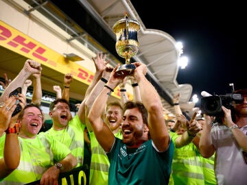Fernando Alonso celebra su podio con Aston Martin